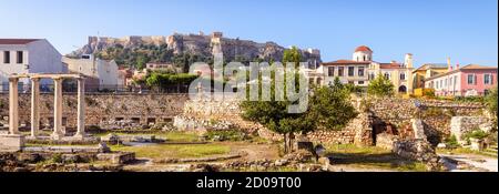 Panoramablick auf die Hadrianbibliothek`s Athen, Griechenland. Berühmte Akropolis in der Ferne. Dieser Ort ist Wahrzeichen von Athen. Urbane Landschaft mit antiken Gr Stockfoto